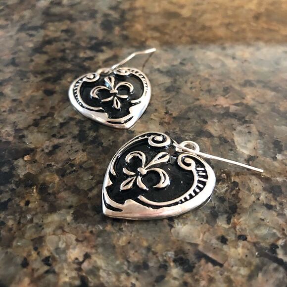 Fluer di lis earrings - Picture 4 of 4